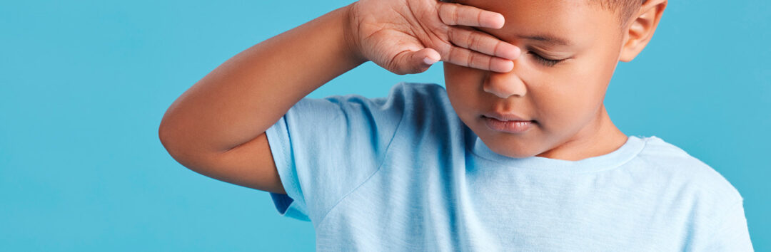 Cuidado visual en niños: evitar frotarse los ojos