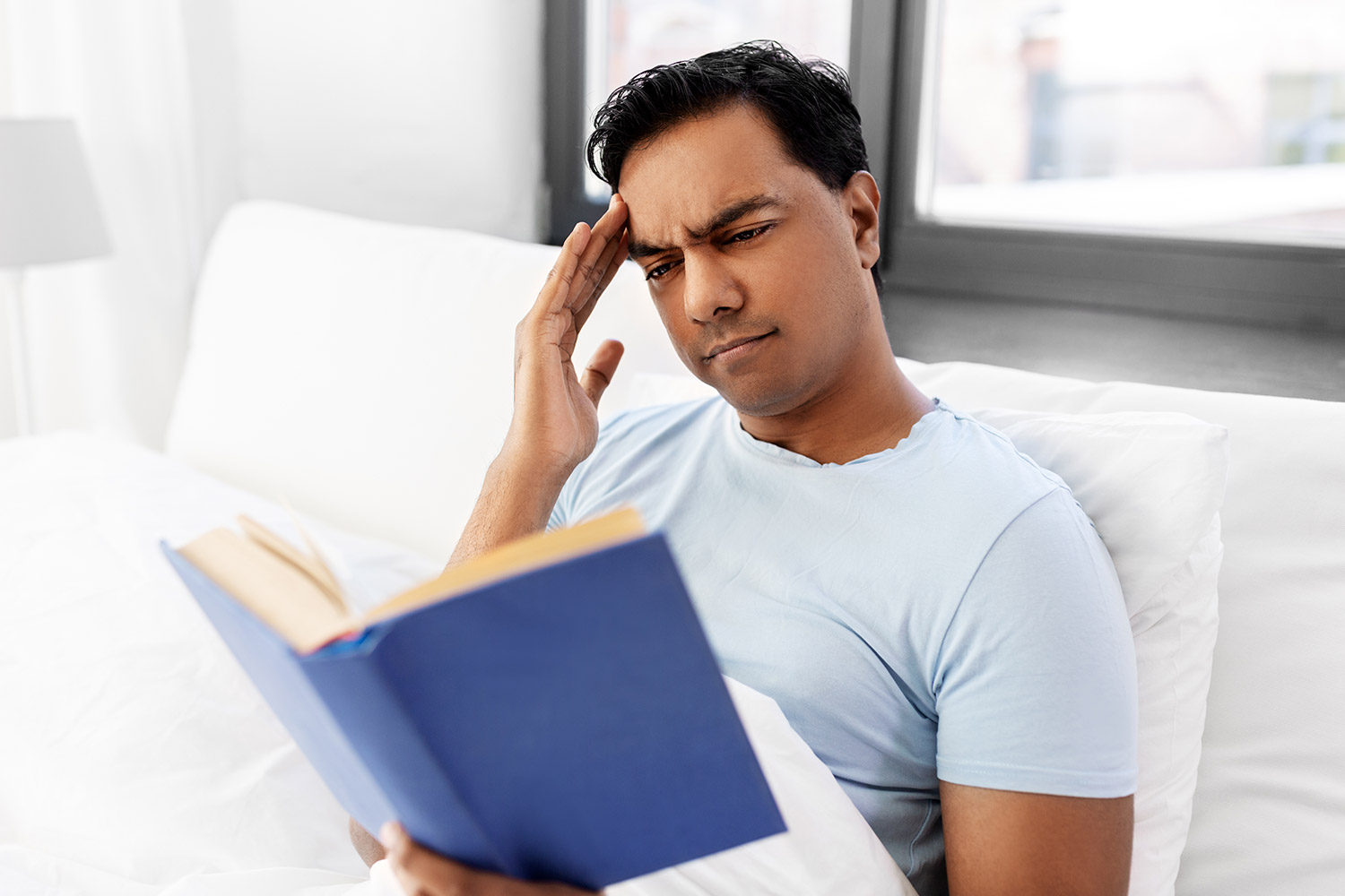 Dolores de cabeza al leer: ¿necesitas gafas?