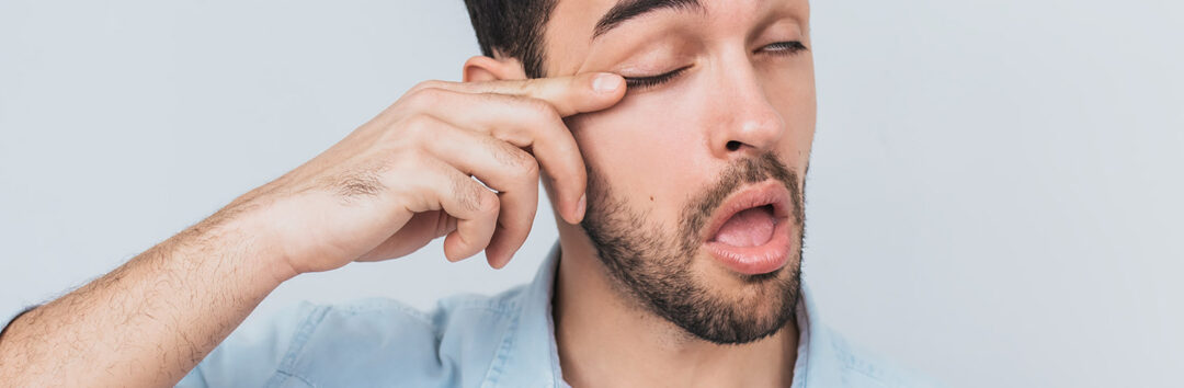 Riesgos de tocarse los ojos con manos sucias