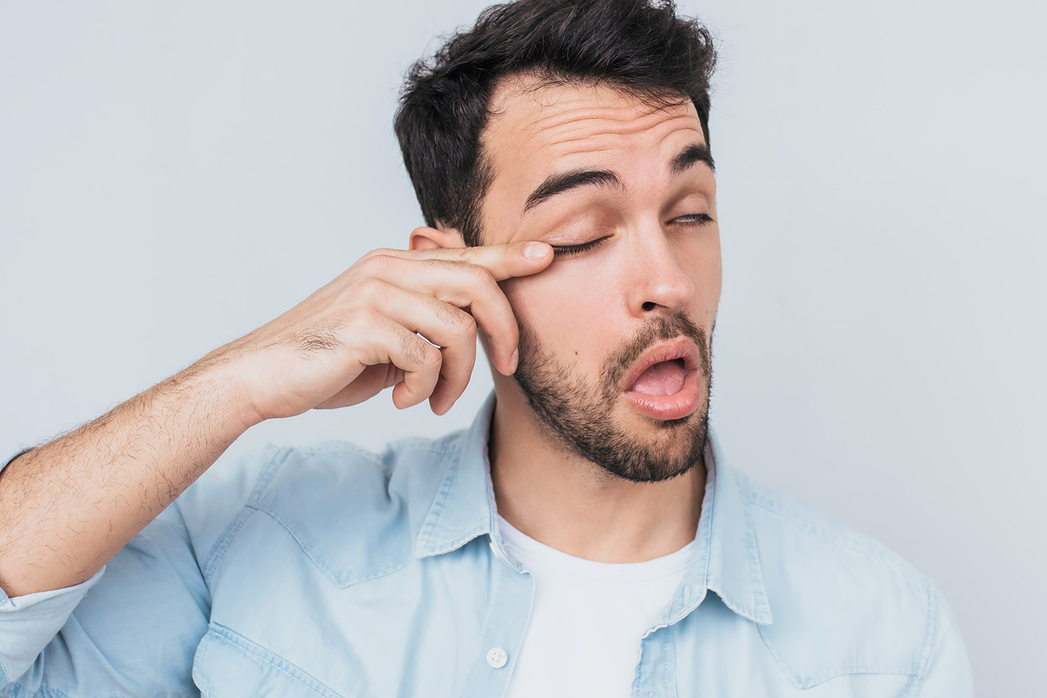 Riesgos de tocarse los ojos con manos sucias